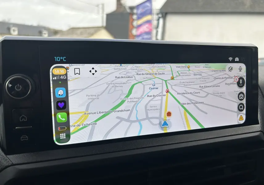 Écran tactile intérieur du Citroën Jumpy Cabine Approfondie noir, affichant la navigation GPS en plein jour.