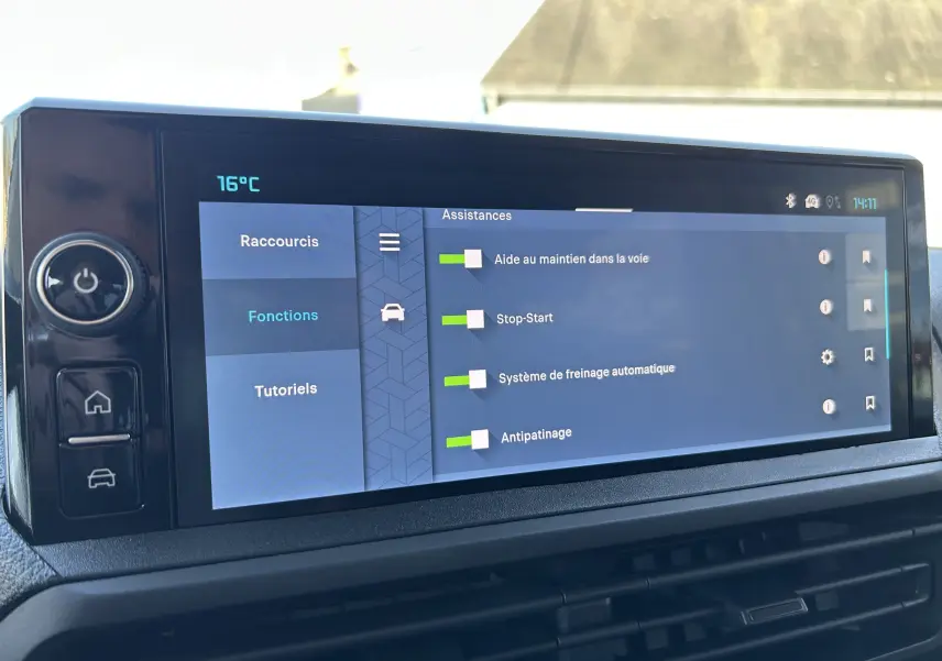 Vue rapprochée de l’écran tactile central du Citroën Jumpy Cabine Approfondie noir, affichant les aides à la conduite.