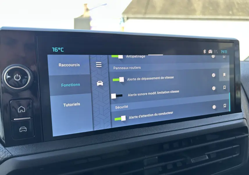 Écran tactile intérieur du Citroën Jumpy Cabine Approfondie noir, affichant les réglages de sécurité et d'assistance conducteur.