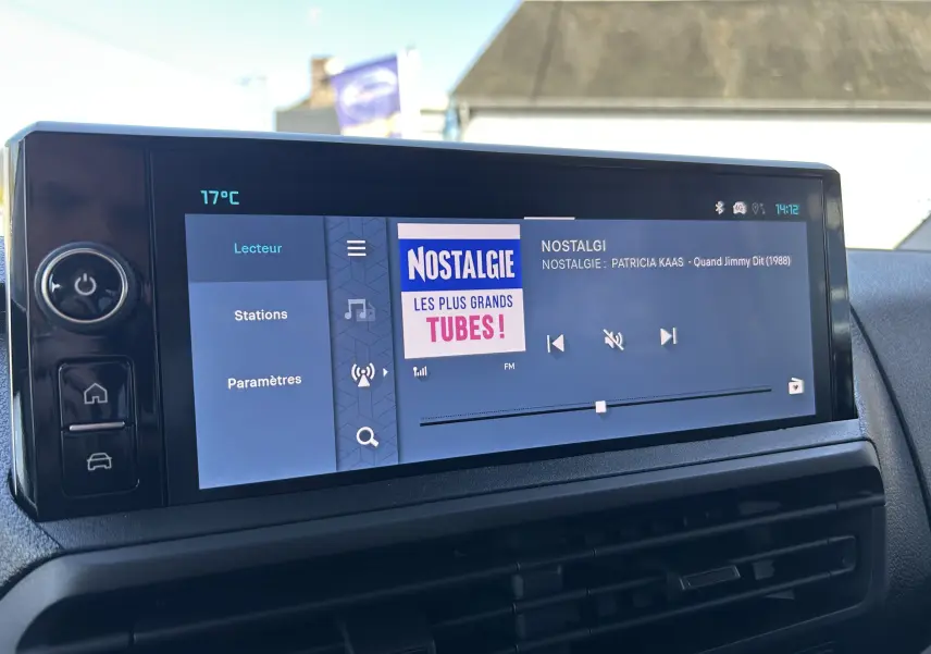 Écran tactile central du tableau de bord du Citroën Jumpy Cabine Approfondie noir, affichant une radio FM à 17°C.