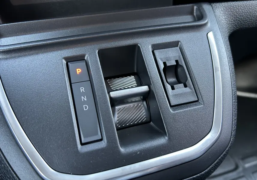Gros plan sur la commande de boîte automatique noire avec sélecteur P, R, N, D du Citroën Jumpy Cabine Approfondie 2025.