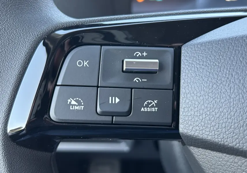 Gros plan sur les commandes de régulateur de vitesse au volant du Citroën Jumpy Cabine Approfondie noir 2025.