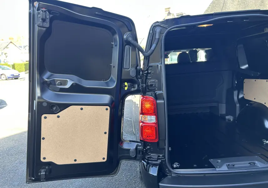 Vue arrière gauche ouverte du Citroën Jumpy Cabine Approfondie noir, montrant l’espace de chargement vide et la porte battante.