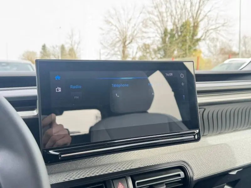 Écran tactile central du tableau de bord de la Citroën C3 1.2 Turbo 100ch MAX 2025, vue intérieure frontale.