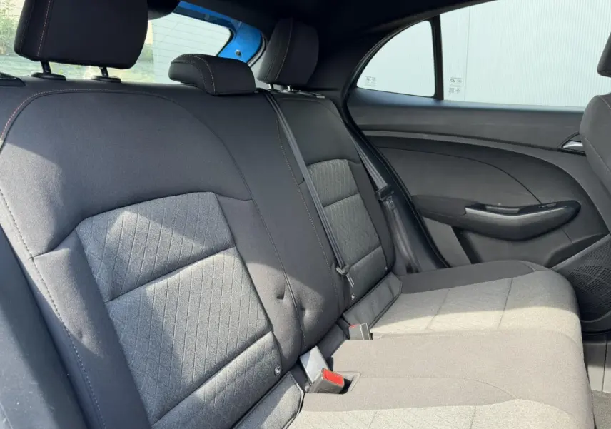 Vue latérale droite des sièges arrière en tissu noir de la MG3 1.5 Hybrid+ 195 Comfort 2024, intérieur spacieux et lumineux.