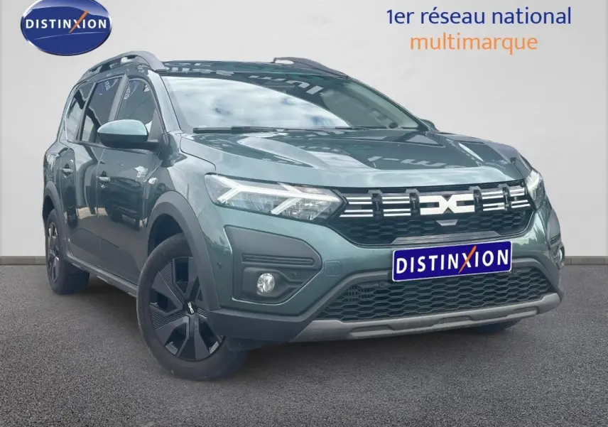 Dacia Jogger 2025 vert cèdre métallisé en 3/4 avant avec calandre noire et jantes noires distinctives.