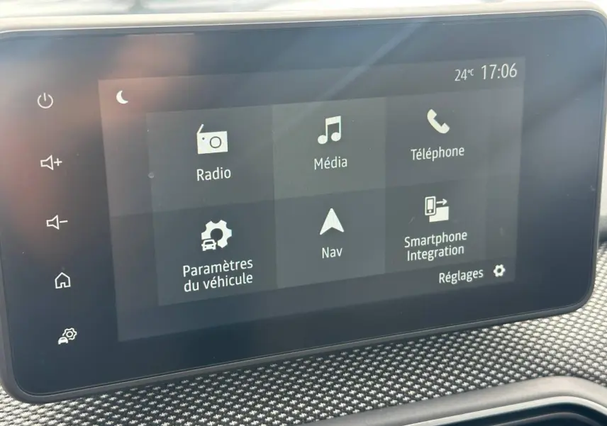 Écran tactile central du tableau de bord du Dacia Jogger affichant les options multimédia et navigation.