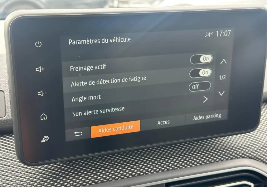 Écran tactile central du tableau de bord du Dacia Jogger affichant les paramètres d’aides à la conduite.