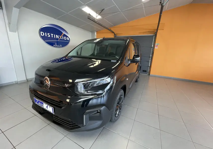 Citroën Berlingo noir 2025 en 3/4 avant droit, avec calandre moderne et phares LED dans un showroom.