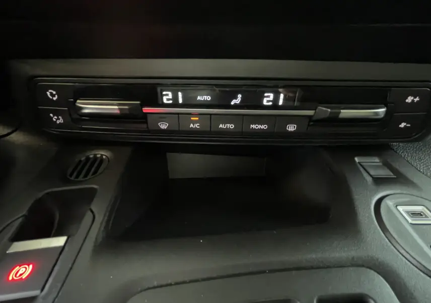 Panneau de commande de climatisation digitale affichant 21°C dans un Citroën Berlingo 2025 noir, vue intérieure centrale.