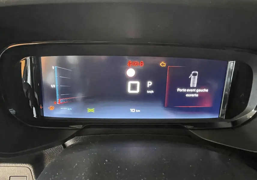 Tableau de bord numérique du Citroën Berlingo noir 2025 affichant porte avant gauche ouverte et indicateurs au repos.