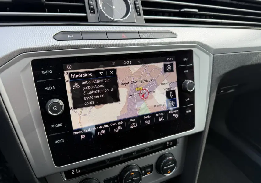 Écran tactile central avec navigation active dans l'habitacle d'une Volkswagen Passat noire, vue rapprochée.