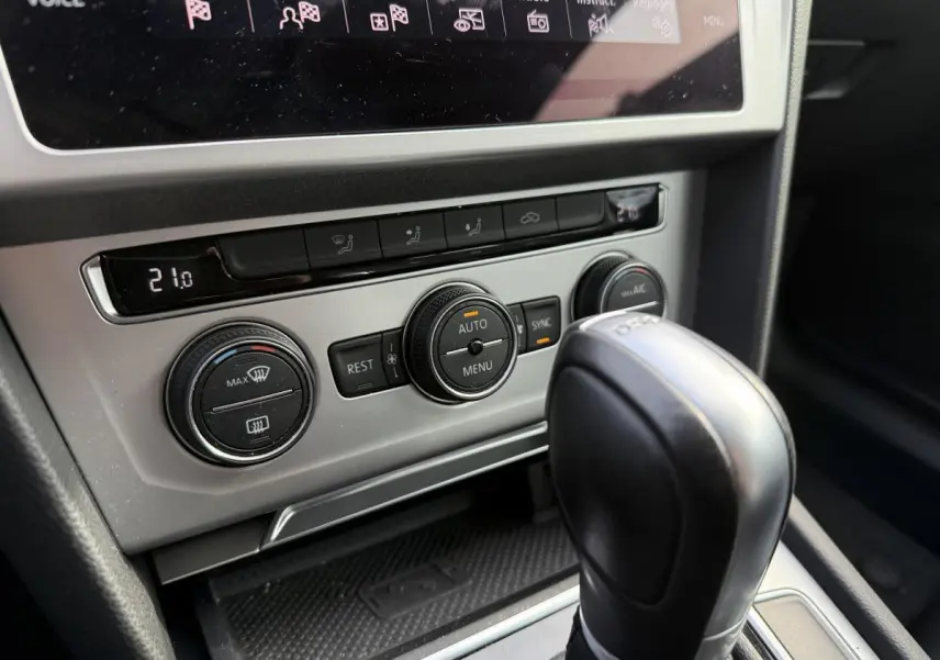 Gros plan sur la console centrale intérieure noire et argentée de la Volkswagen Passat 2018 avec levier de vitesses automatique.