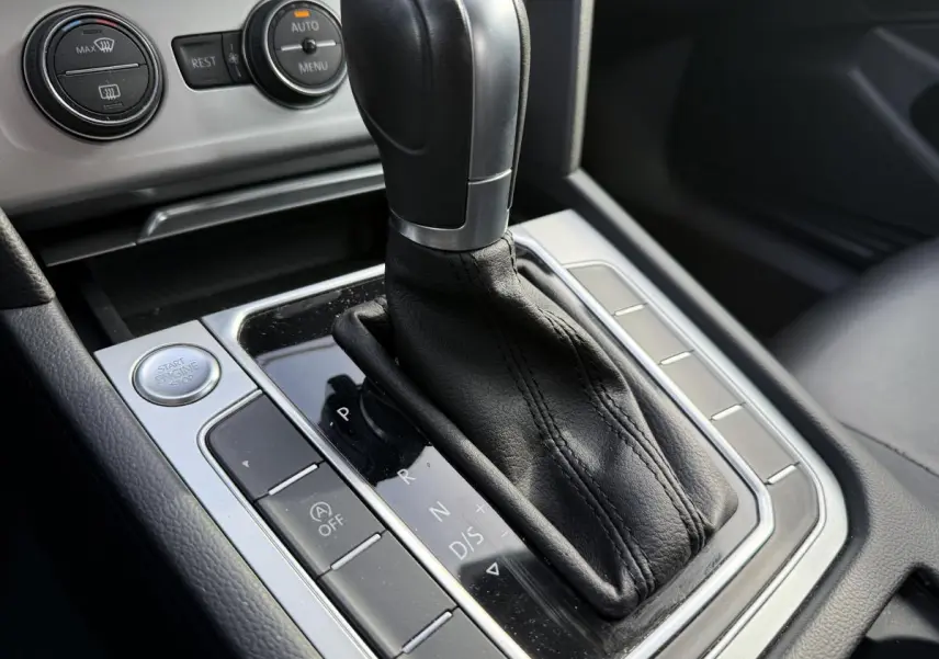 Gros plan sur le levier de vitesse automatique noir et chrome de la Volkswagen Passat 2018 côté console centrale.