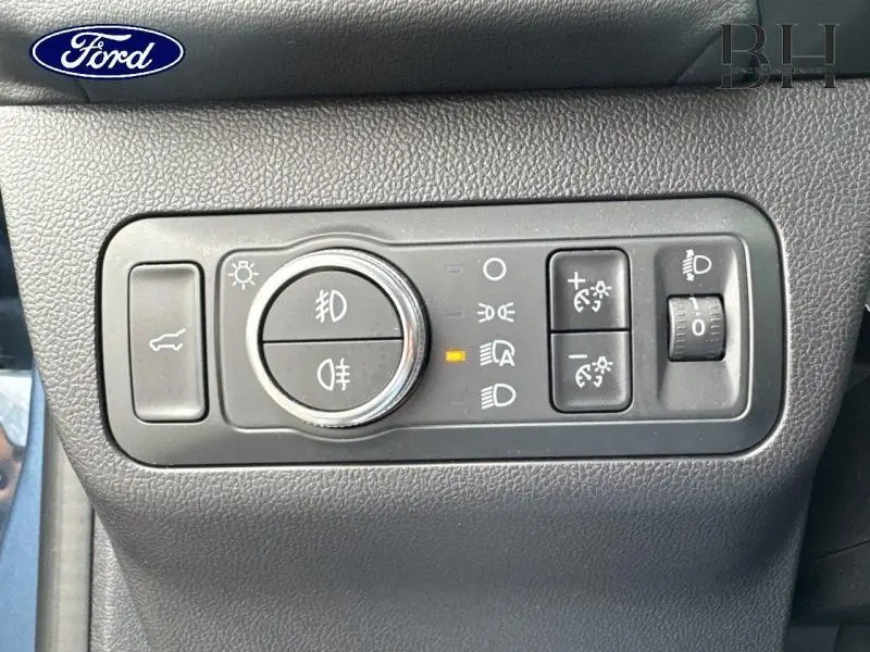 Panneau de commandes d'éclairage intérieur noir du Ford Kuga 2022, avec réglage phares et bouton ouverture coffre.