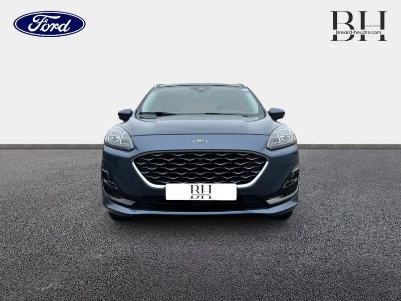 Vue frontale d'un Ford Kuga 2022 bleu azur métallisé avec large calandre noire et phares LED distinctifs.