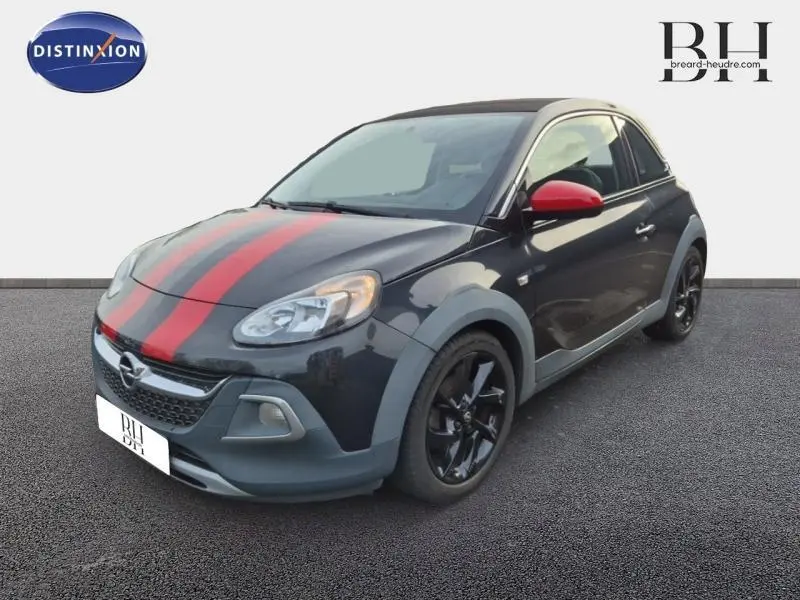 Opel Adam Rocks noir 3/4 avant droit avec bandes rouges sur le capot et coques de rétroviseurs rouges.