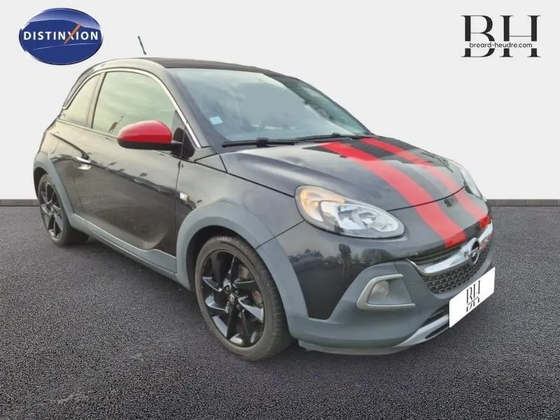 Vue 3/4 avant d'une Opel Adam Rocks noire avec bandes rouges sur le capot et rétroviseurs rouges, jantes noires.