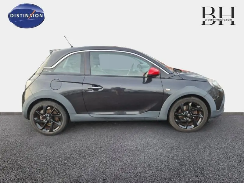 Opel Adam Rocks noir vue de profil côté gauche avec rétroviseur rouge et jantes noires 17 pouces.