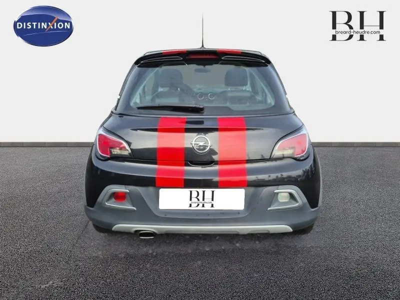 Vue arrière d'une Opel Adam Rocks noire avec deux bandes rouges verticales distinctives sur le coffre.