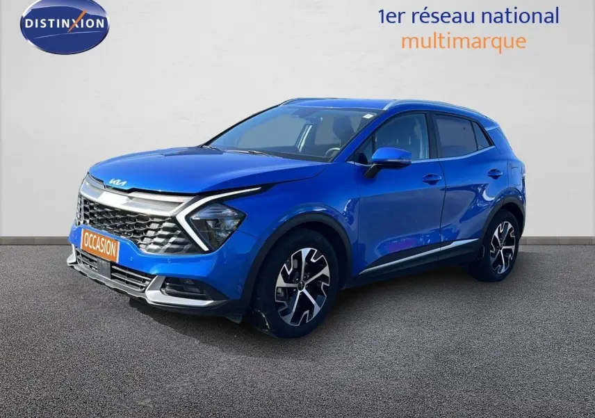 KIA SPORTAGE bleu fusion métal en 3/4 avant droit, avec calandre distinctive et jantes noires à motifs.
