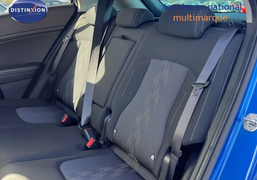 Vue intérieure côté droit des sièges arrière en tissu noir du KIA SPORTAGE bleu fusion métal 2022, porte ouverte.