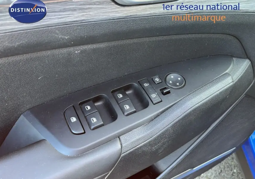 Gros plan sur la commande des vitres et rétroviseurs côté conducteur du Kia Sportage bleu fusion métal 2022.