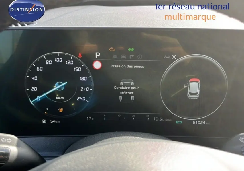 Tableau de bord numérique du Kia Sportage 2022, affichage vitesse, pression pneus et caméra de recul visible.