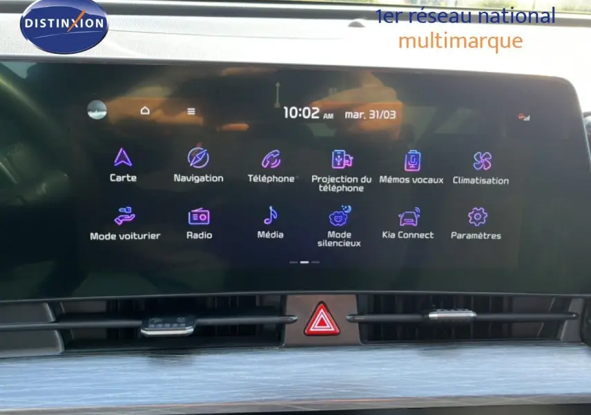 Écran tactile central du tableau de bord du Kia Sportage 2022, affichant les options de navigation et multimédia.