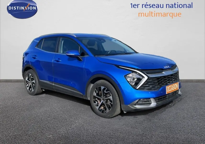 SUV KIA Sportage bleu fusion métal en 3/4 avant droit, avec calandre noire et jantes alliage bicolores.