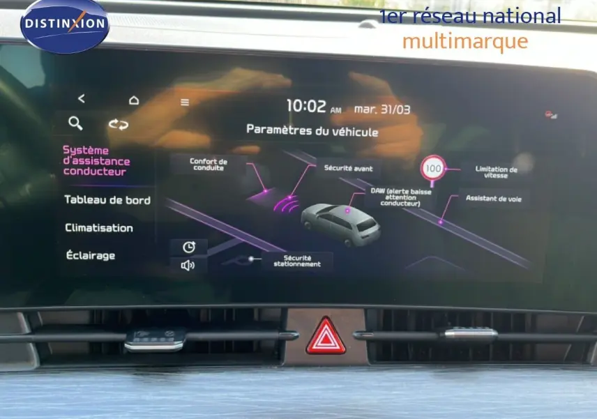 Écran tactile du tableau de bord du Kia Sportage 2022 montrant les paramètres d’assistance conducteur.