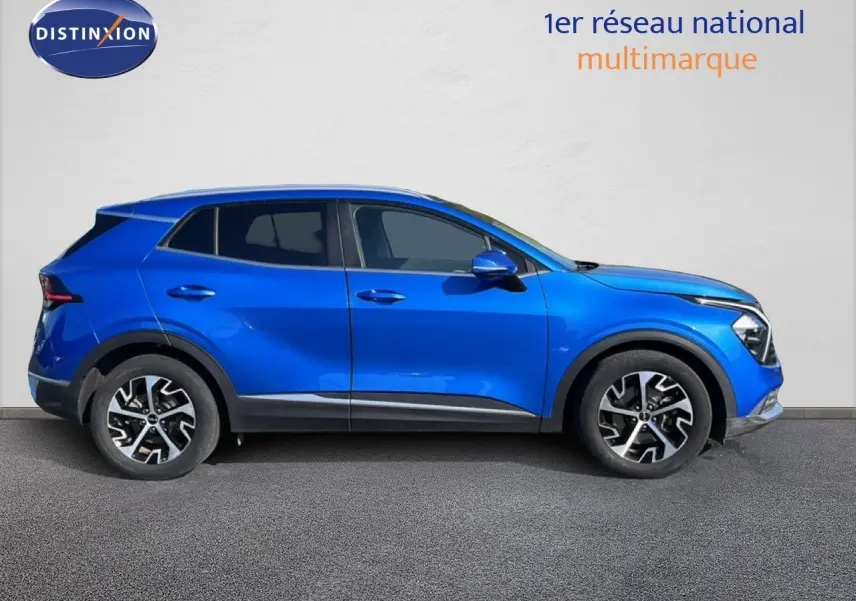 Vue latérale droite d'un Kia Sportage bleu fusion métal 2022 avec jantes alliage et lignes modernes.