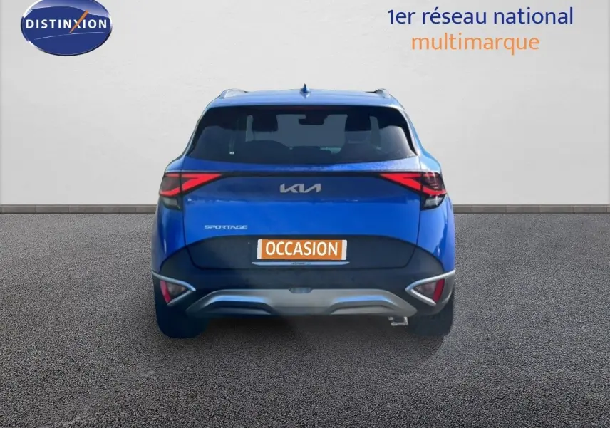 Vue arrière d'un KIA Sportage bleu fusion métal 2022 avec feux arrière LED et plaque "OCCASION" visible.
