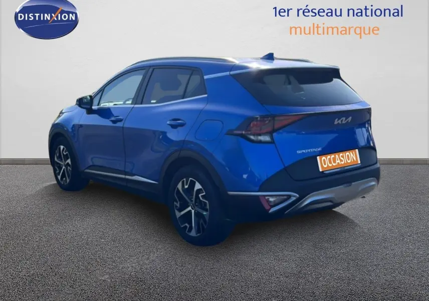 KIA Sportage bleu fusion métal en 3/4 arrière droit, avec jantes alliage et feux arrière LED distinctifs.