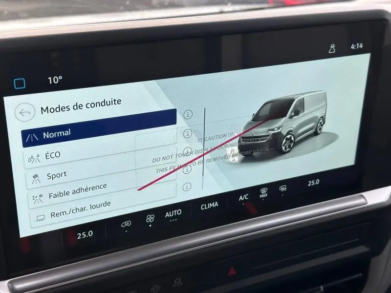 Écran tactile intérieur montrant un Volkswagen Transporter FGN gris en vue 3/4 avant avec modes de conduite.