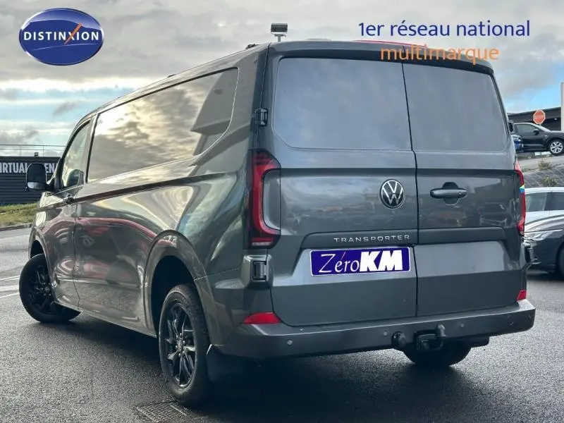 Vue 3/4 arrière droite d’un Volkswagen Transporter FGN gris avec portes arrière fermées et jantes noires.