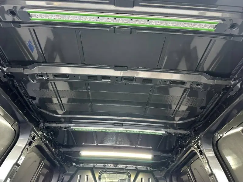 Vue intérieure du toit gris métallique du Volkswagen Transporter Procab 2025 avec cloison en L et éclairage LED intégré.