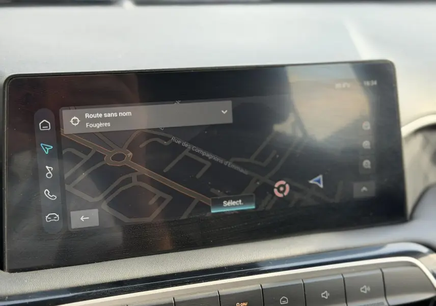 Écran tactile central affichant la navigation GPS dans l’habitacle du MG3 1.5 Hybrid+ 2025.