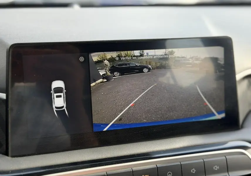Écran tactile central montrant la caméra de recul et l’aide au stationnement du MG3 bleu Como, vue intérieure.