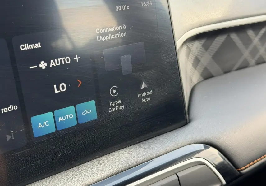 Gros plan sur l’écran tactile central du MG3 2025 montrant les options Apple CarPlay et Android Auto.