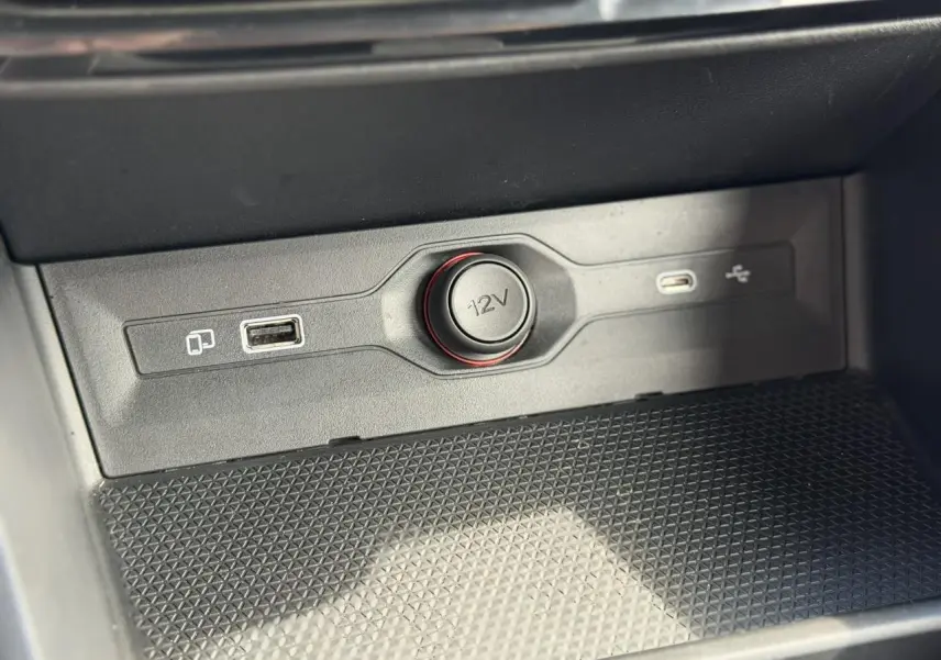 Détail intérieur montrant la prise 12V et ports USB dans le rangement central du MG3 1.5 Hybrid+ 2025 bleu Como.