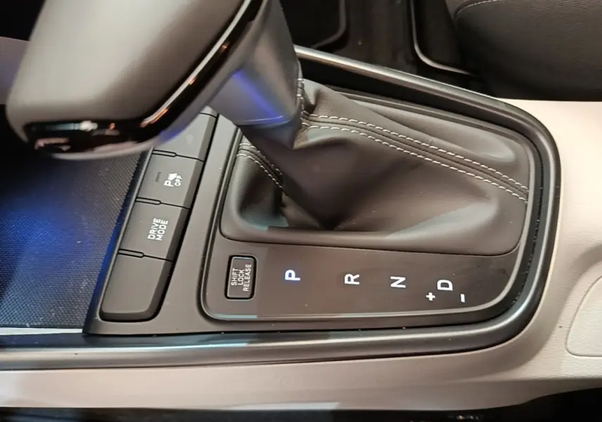 Gros plan sur la console centrale et levier de vitesses automatique de la Hyundai Bayon gris foncé 2023.
