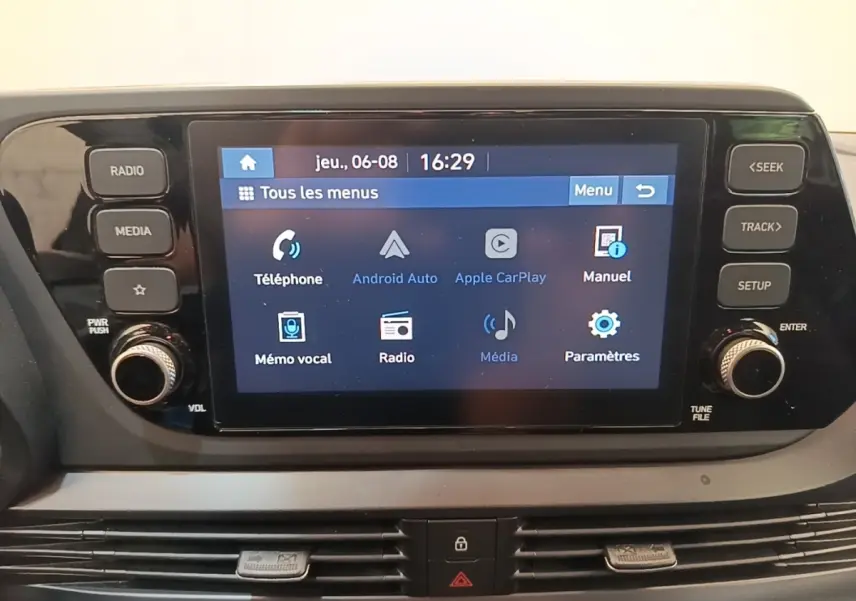 Écran tactile central du Hyundai Bayon 2023 affichant les menus Android Auto, Apple CarPlay et radio, vue frontale rapprochée.