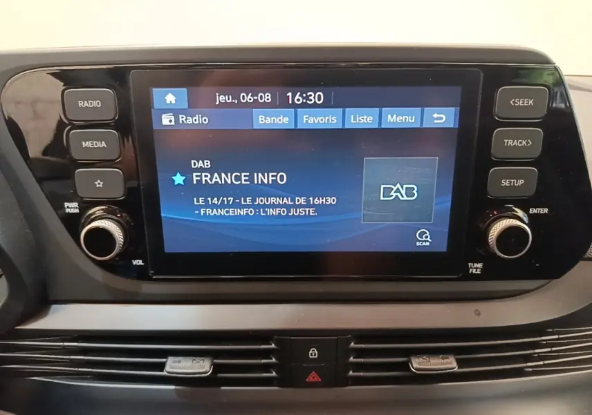Écran tactile central du tableau de bord Hyundai Bayon 2023 affichant la radio France Info, avec commandes autour.