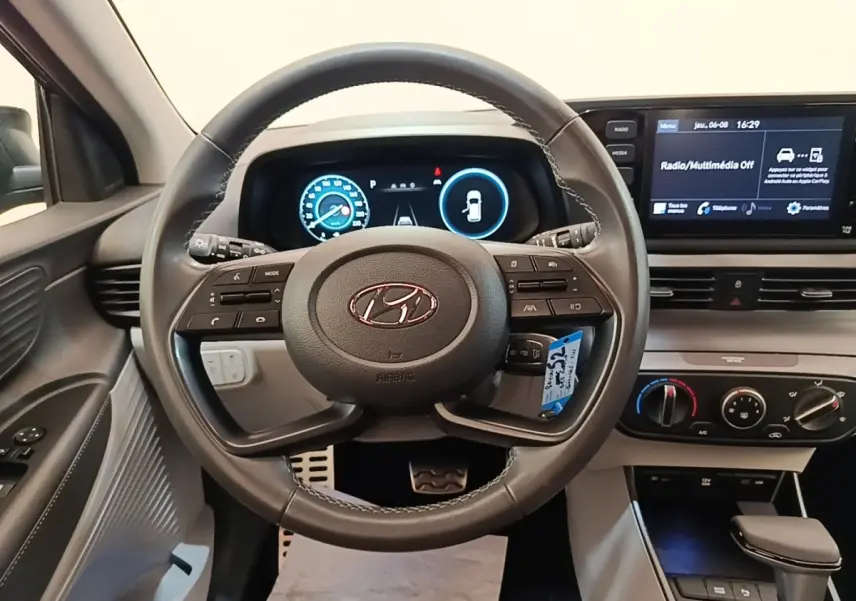 Vue intérieure centrée sur le volant cuir et le tableau de bord numérique du Hyundai Bayon 2023, ambiance moderne et fonctionnelle.