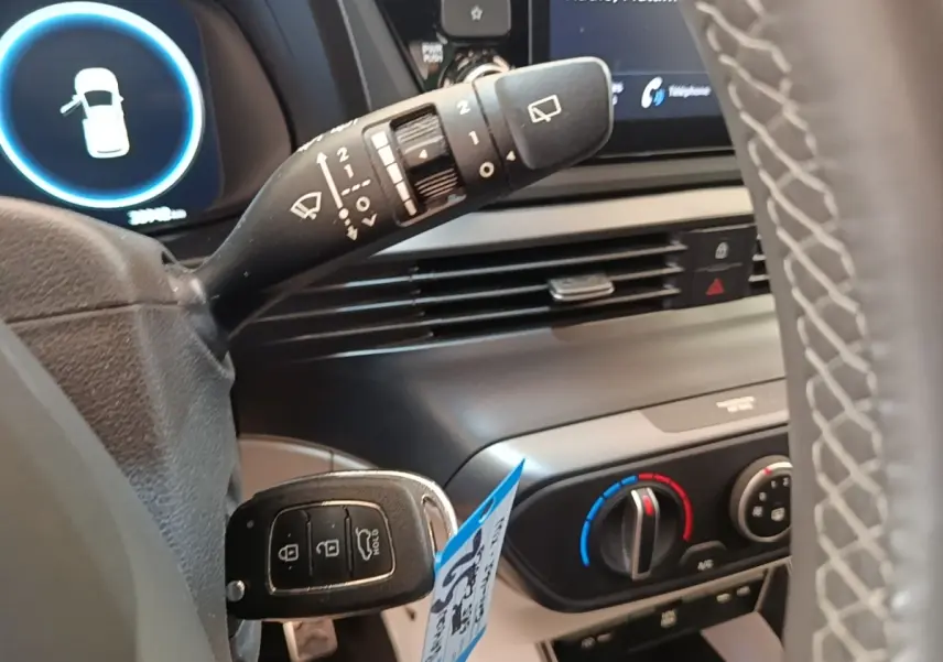 Intérieur Hyundai Bayon 2023 vu côté gauche, avec clé insérée, commandes climatisation et écran tactile visibles.