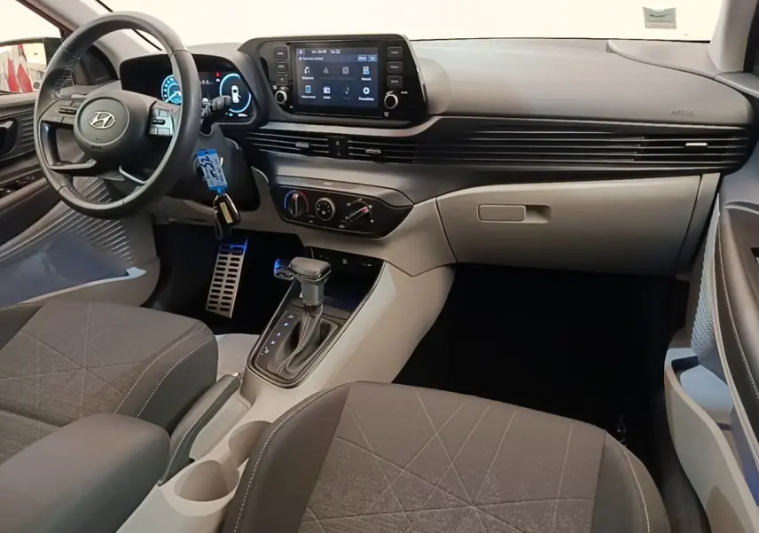 Vue intérieure côté conducteur du Hyundai Bayon gris foncé 2023, avec tableau de bord moderne et écran tactile central.