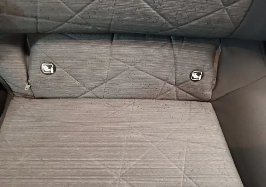 Gros plan sur la banquette arrière grise du Hyundai Bayon 2023 avec attaches Isofix visibles.