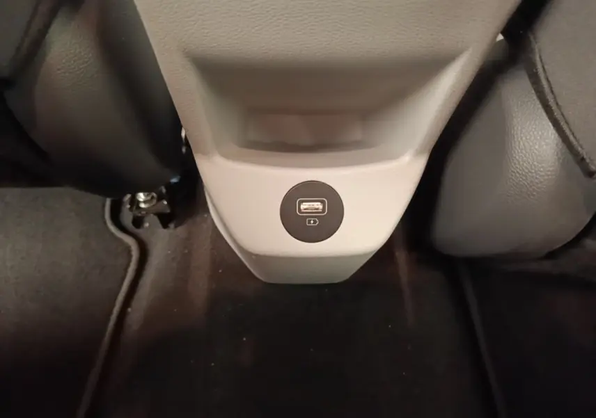 Prise USB arrière intégrée au bas de la console centrale, intérieur gris foncé de la Hyundai Bayon 2023.