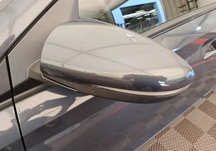 Rétroviseur côté gauche gris foncé de la Hyundai Bayon 2023 avec clignotant intégré, vue rapprochée.